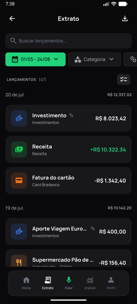 Extrato do Fynn com os lançamentos agrupados por dia e o saldo do dia à direita. Entre eles, a fatura de um cartão aparece como um único item — “Fatura do cartão”, que abre e mostra tudo que entrou nela.