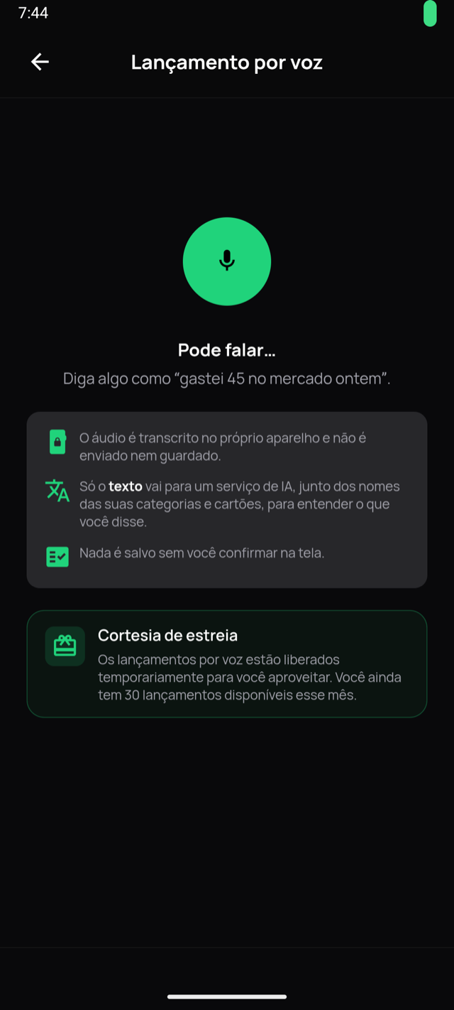 Tela de lançamento por voz do Fynn: o microfone ativo com o texto “Pode falar…”, o exemplo “gastei 45 no mercado ontem” e os três avisos de privacidade — o áudio é transcrito no próprio aparelho, só o texto vai para a IA e nada é salvo sem confirmação.